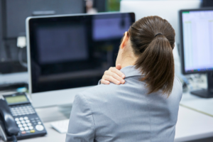 Nekpijn op het werk aan computer