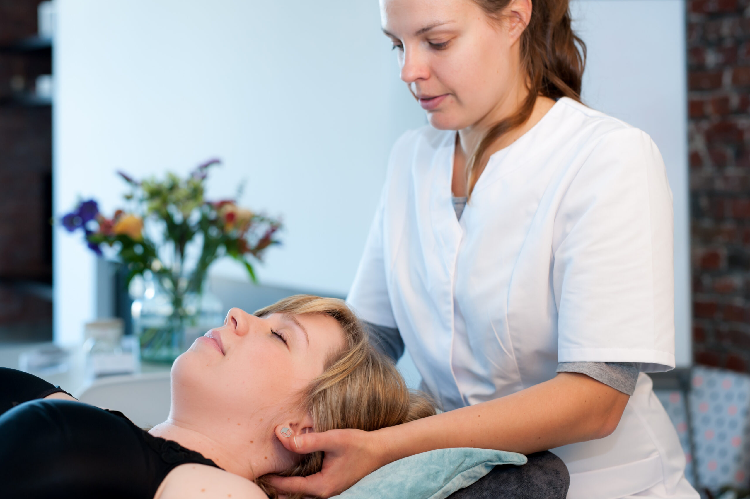 Osteopaat Caroline Moreels behandelt patiënt.