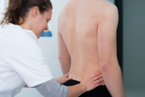 Osteopaat behandelt lage rugpijn.